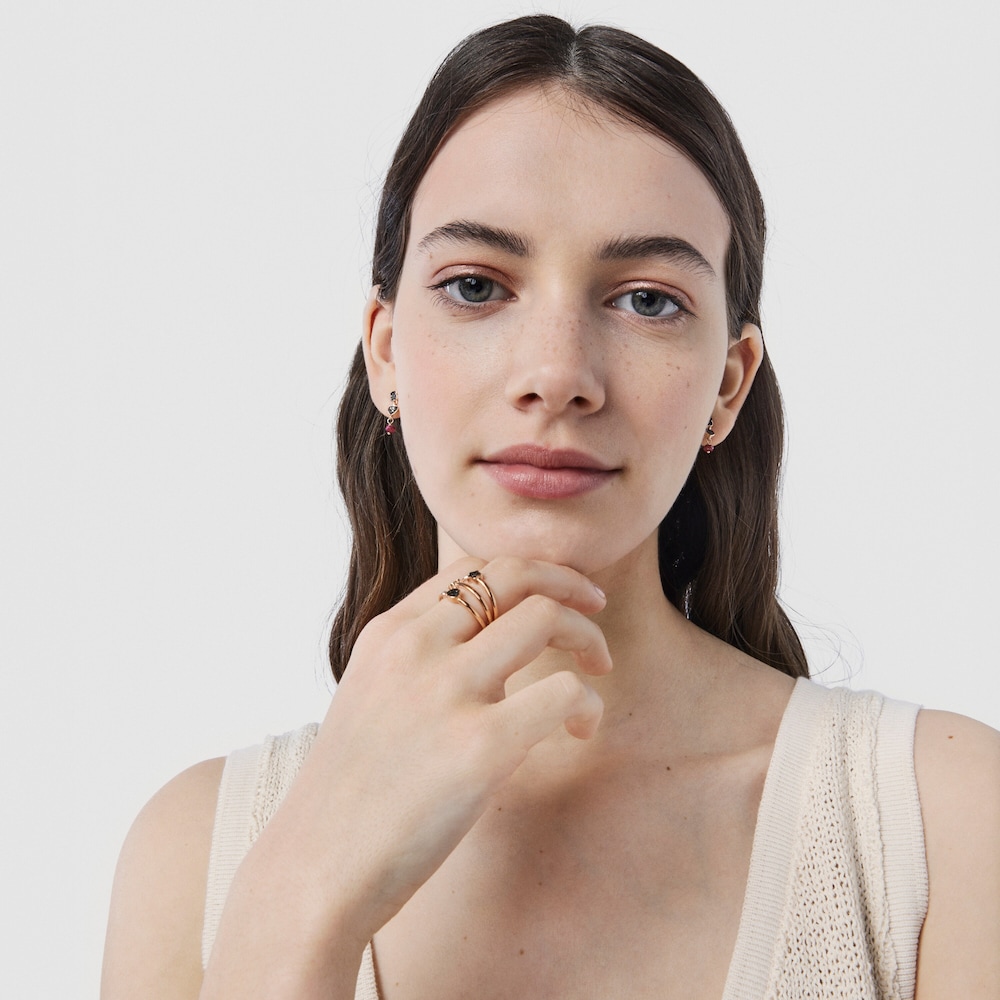 Pendientes cortos con ba&ntilde;o de oro rosa 18 kt sobre plata y espinelas y rub&iacute; Motif