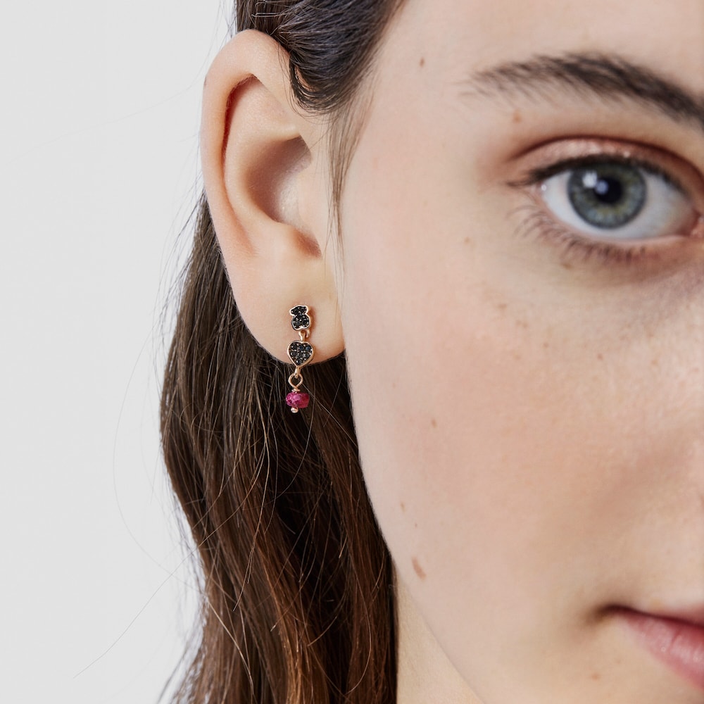 Pendientes cortos con ba&ntilde;o de oro rosa 18 kt sobre plata y espinelas y rub&iacute; Motif