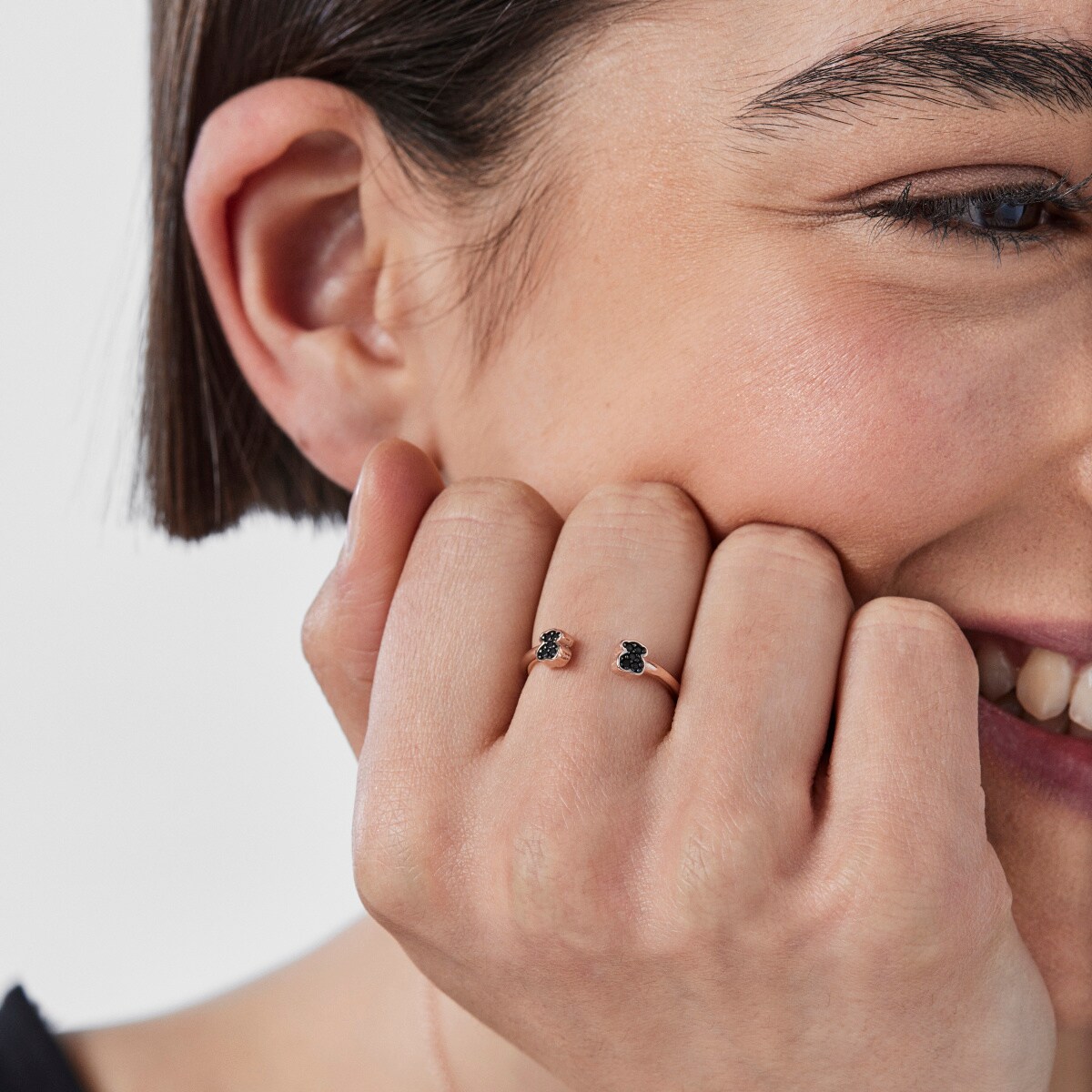 Anillo abierto de plata vermeil rosa con espinelas motivo oso Motif