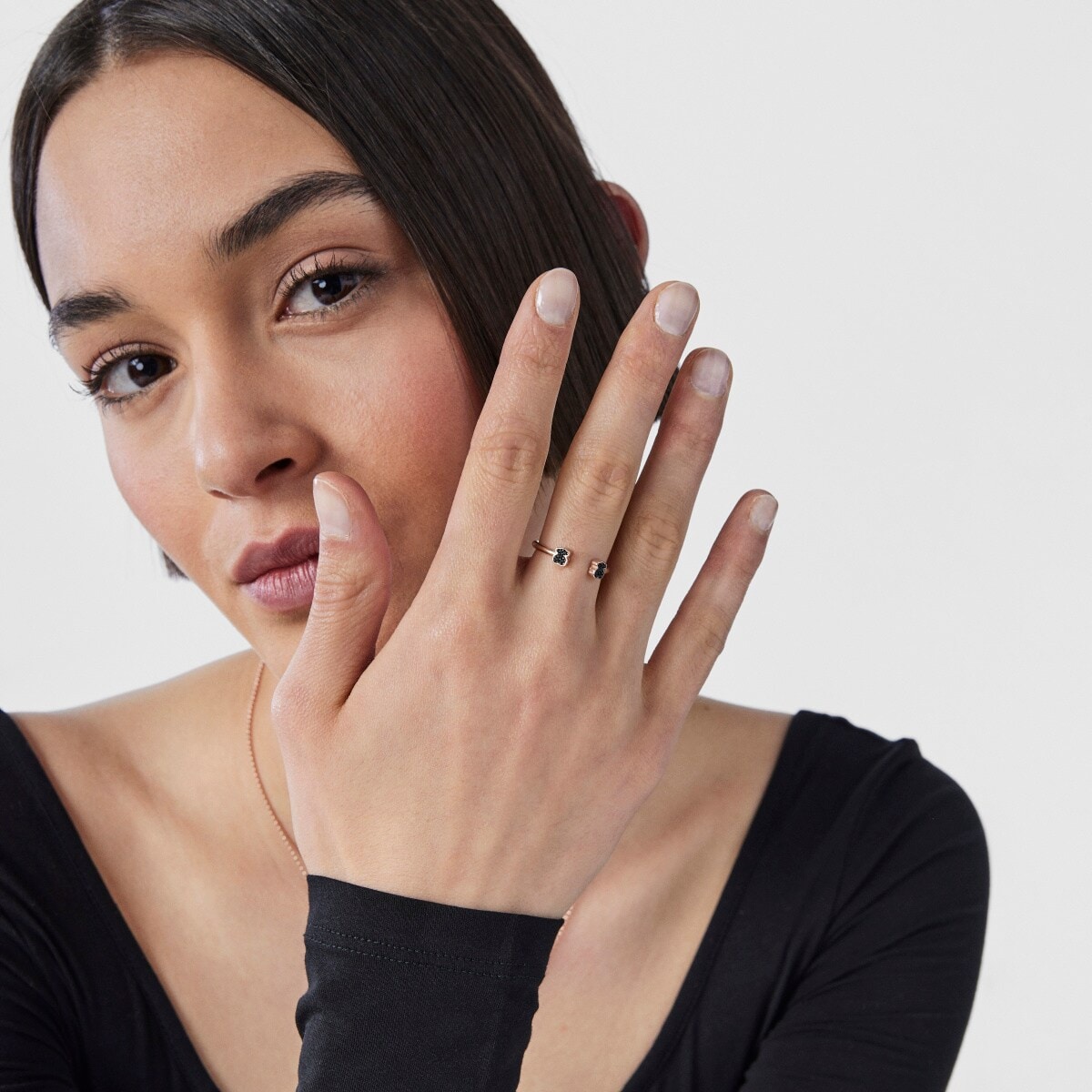 Anillo abierto de plata vermeil rosa con espinelas motivo oso Motif