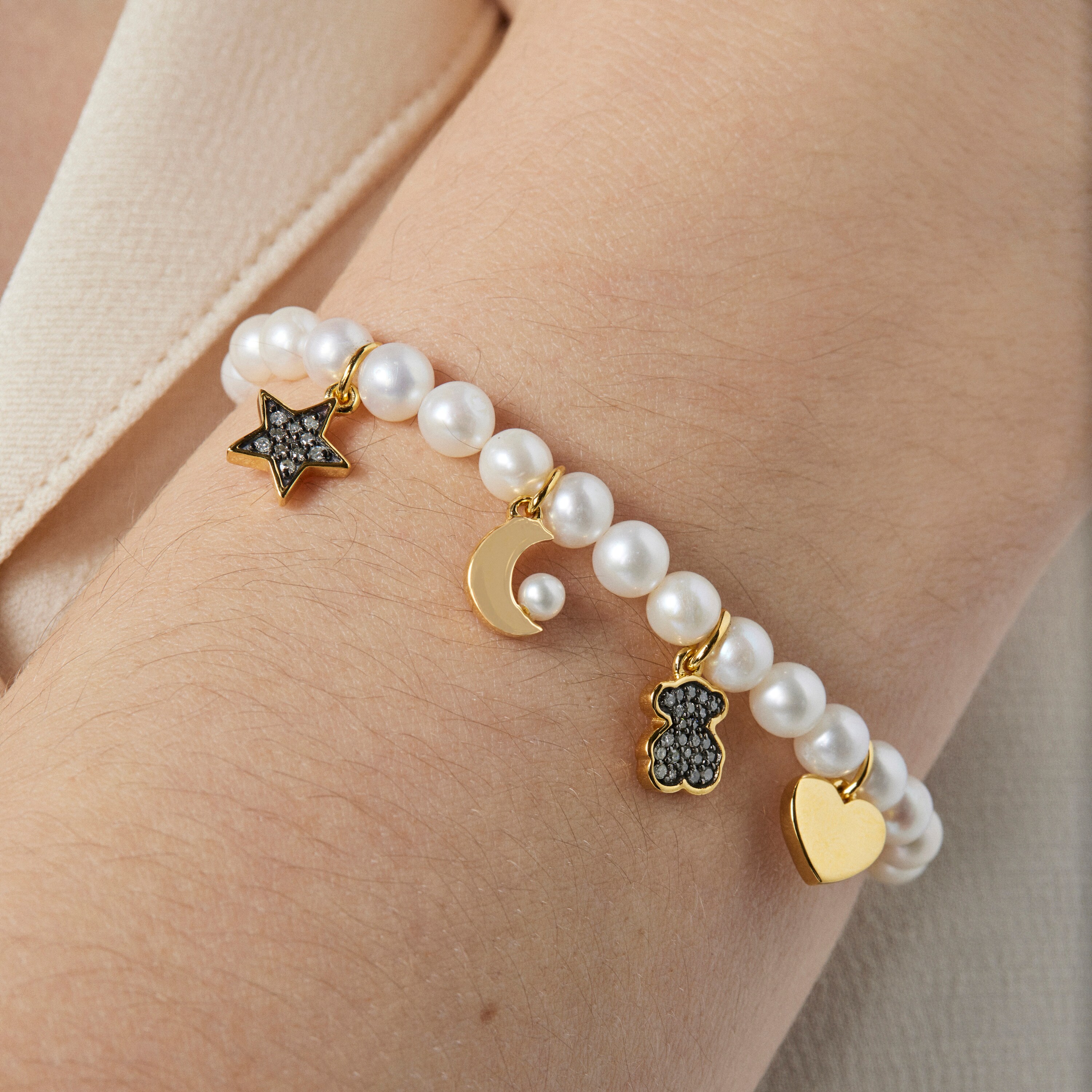 Pulsera de perlas, con baño de oro 18 kt sobre plata y diamantes Nocturne