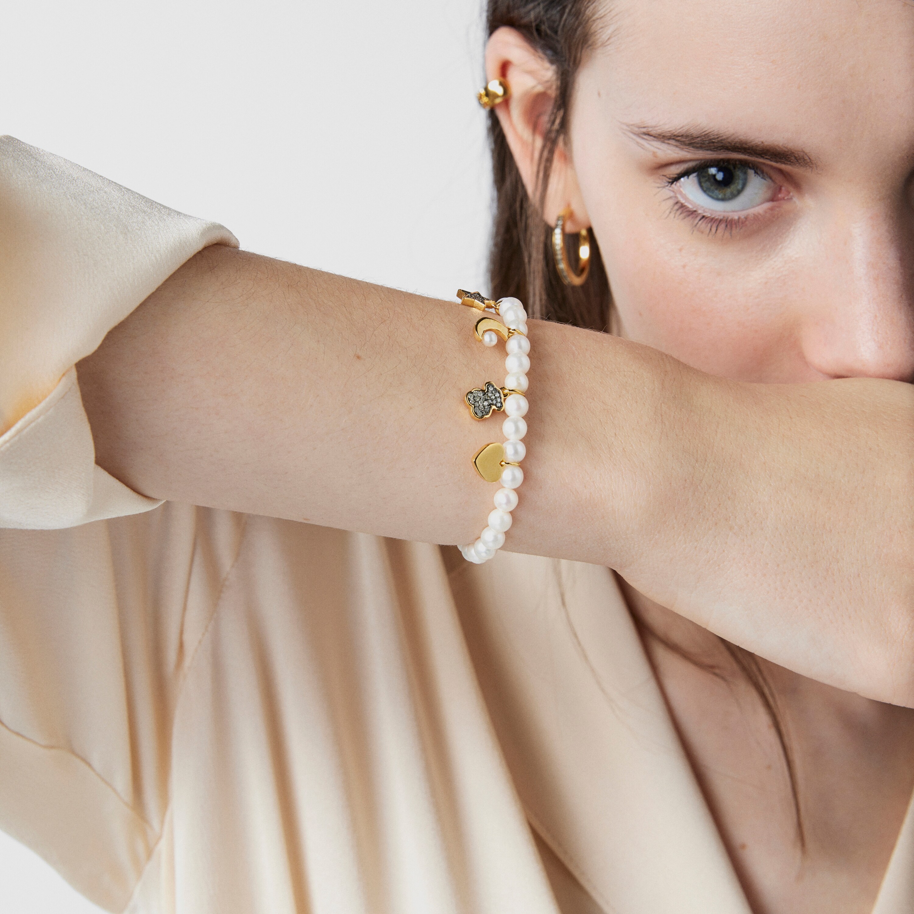 Pulsera de perlas, con baño de oro 18 kt sobre plata y diamantes Nocturne