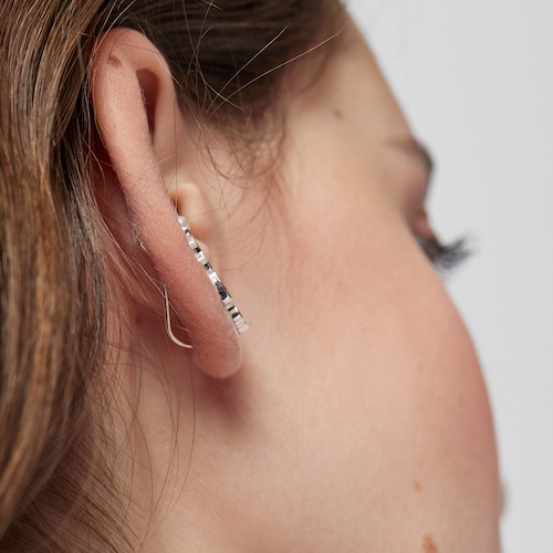 Earcuff Nocturne em Prata com P&eacute;rola