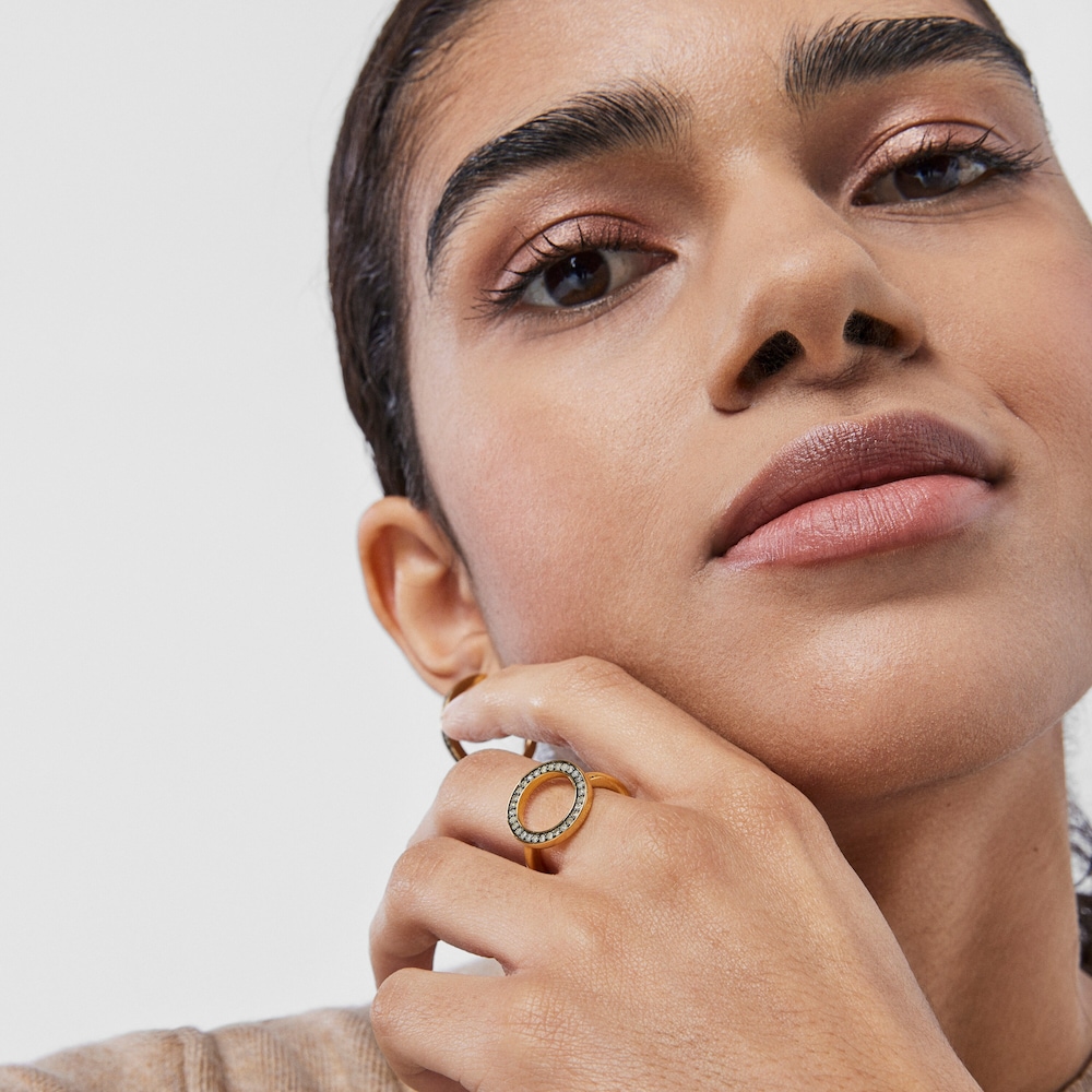 Kruhov&yacute; prsteň z kolekcie Nocturne z pozl&aacute;ten&eacute;ho striebra s diamantmi