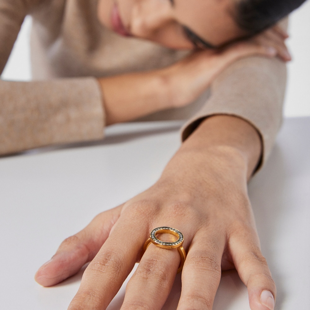 Kruhov&yacute; prsteň z kolekcie Nocturne z pozl&aacute;ten&eacute;ho striebra s diamantmi