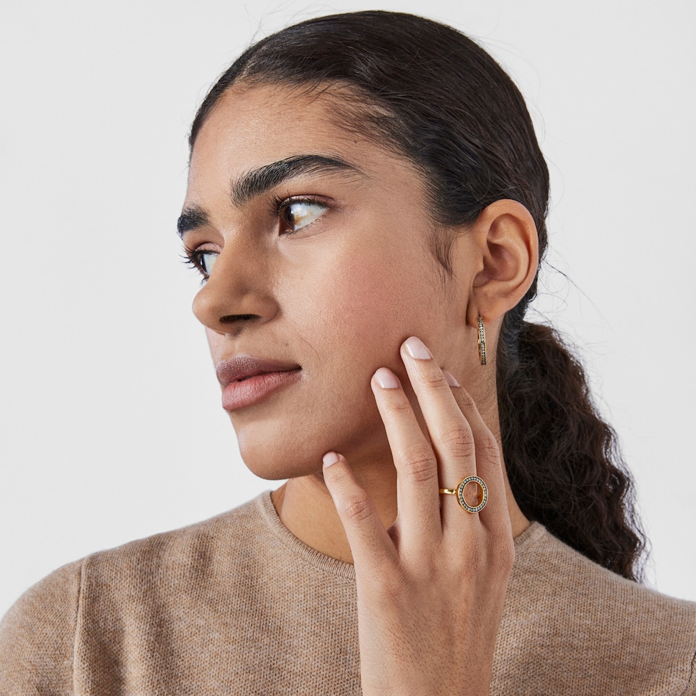 Kruhov&yacute; prsteň z kolekcie Nocturne z pozl&aacute;ten&eacute;ho striebra s diamantmi