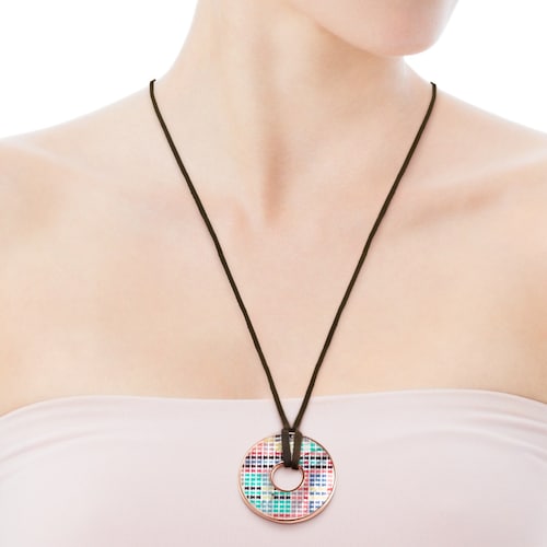 Collar disco con baño de oro rosa 18 kt sobre plata y nácar y cuero marrón Tartan