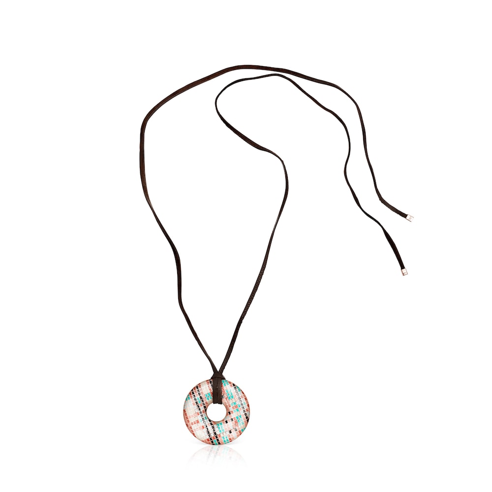 Collar disco con baño de oro rosa 18 kt sobre plata y esmalte y cuero marrón Tartan Collar disco con baño de oro rosa 18 kt sobre plata y esmalte y cuero marrón Tartan