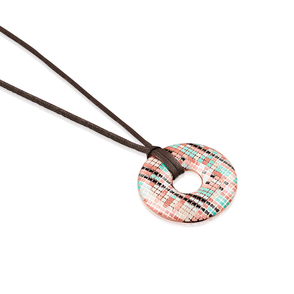 Collar disco con ba&ntilde;o de oro rosa 18 kt sobre plata y esmalte y cuero marr&oacute;n Tartan