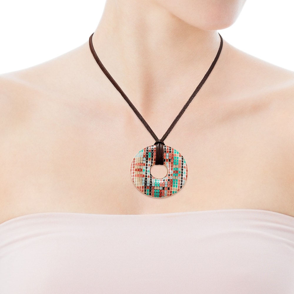 Collar disco con ba&ntilde;o de oro rosa 18 kt sobre plata y esmalte y cuero marr&oacute;n Tartan
